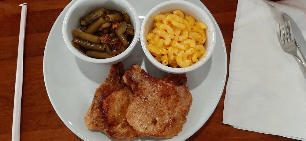 Grilled Pork Chop with Macaroni and Cheese and Green Beans